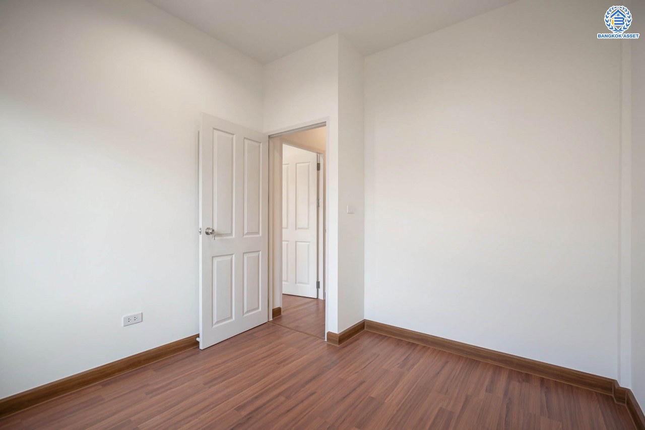 บ้านมือสองตกแต่งใหม่ แบรนด์ Property Perfect ม.เดอะวิลล่า ราชพฤกษ์-ท่าอิฐ ทาวน์เฮ้าส์ เนื้อที่ 18 ตร.ว. ฟังก์ชัน 3 ห้องนอน 2 ห้องน้ำ 1 ที่จอดรถ บนทำเลเชื่อมต่อทั้งถนนรัตนาธิเบศร์ และถนนราชพฤกษ์ และเพียง 10 นาทีถึงรถไฟฟ้า "สถานีบางรักน้อยท่าอิฐ"